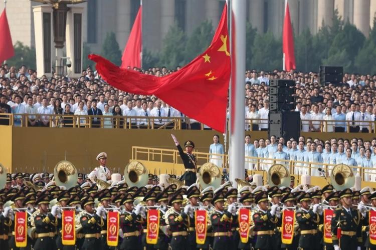 国家举重队天安门广场观看升旗仪式